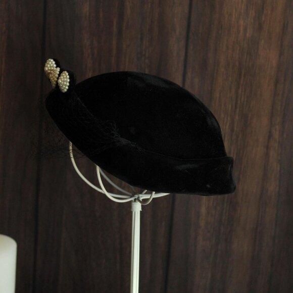 Vintage 1940s Hat, Black Small Topper with Birdcage Veil and Faux Pearl - Picture 5 of 10
